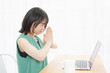 © garage38 - PCの前で手を合わせて祈っている若い女性