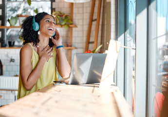 Aufkleber - Black woman, music headphones and laptop in cafe for remote work, freelance research or restaurant. Happy female listening to music in coffee shop with computer technology, radio podcast and media