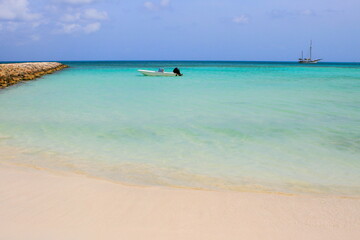 Wall Mural - Secluded turquoise beach in Aruba, Caribbean Blue sea, Duth Antilles