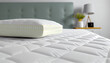 Gesunder Schlaf: Bett mit bequemer orthopädischer Matratze im Zimmer - Generative Ai