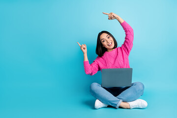 Poster - Full length photo of shiny charming woman dressed pink sweater chatting modern gadget empty space isolated blue color background