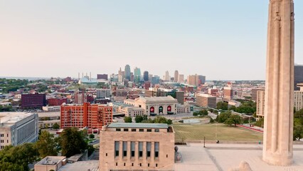 Fototapete - Aerial view of Kansas City skyline at sunset, with forward camera motion, viewed from above Penn Valley Park. Kansas City is the largest city in Missouri.