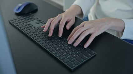 Poster - オフィスのパソコンで作業する女性　デスクワーク