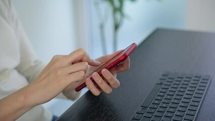Poster - スマホを使う女性の手元アップ