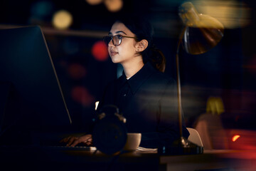 Leinwandbilder - Serious, woman and night business on computer for planning, research or strategy in office. Female working overtime on desktop technology, online or network of internet analytics, seo vision or focus