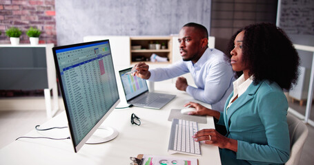 Aufkleber - Analyst Employee Working On Spreadsheet