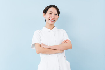 Sticker - 腕組をする若い日本人女性