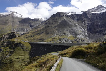 Blick auf die Staumauer vom Stausee Moserboden bei Kaprun