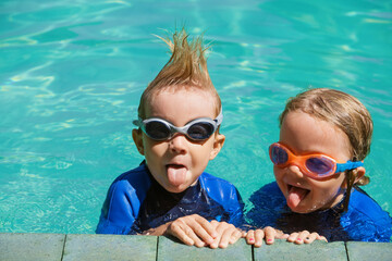 Wall Mural - Kids in goggles have fun at poolside in swimming pool