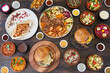 Composition des plats turc sur fond rustique foncé, vue de dessus. Assortiment des plats arabes. Concept restaurant.