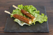 © Lina Taravella - Brochette de yakitori boeuf au fromage sur une ardoise. Spécialité japonaise.