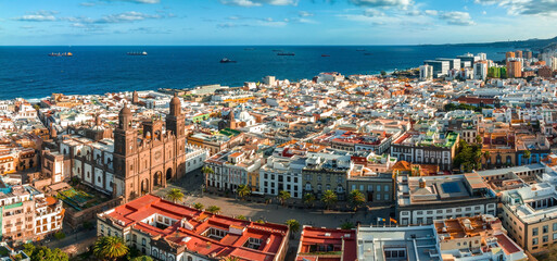 Fototapete - Panoramic aerial view of Las Palmas de Gran Canaria and Las Canteras beach at sunset, Canary Islands, Spain.