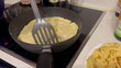 Frühstückszauber: Pfannkuchen wenden in der Pfanne - Kochen und Genießen