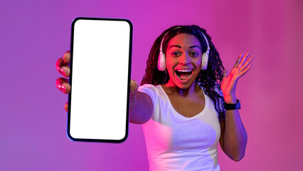 Poster - Amazing Offer. Surprised Black Woman Showing Blank Smartphone With White Screen, Mockup