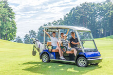 ゴルフ場でゴルフカートに乗るゴルファーの男女　撮影協力：あづみ野カントリークラブ