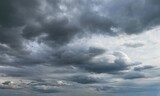Fototapeta Na sufit - Düsterer Himmel mit grauen Regenwolken 