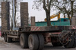Duża i potężna naczepa - laweta , bardzo zabłocona ,  do przewozu ciężkich maszyn budowlanych na plac budowy . 