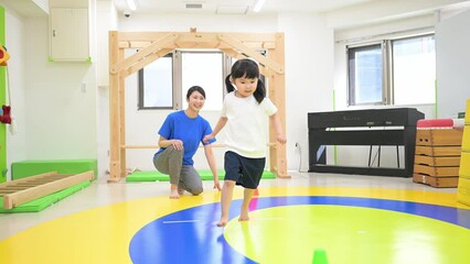 Canvas Print - 室内で運動をする子供たちと先生の動画