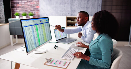 Aufkleber - Analyst Employee Working On Spreadsheet