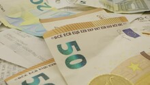 Gros Plan De Billets De Banque De Vingt Et Cinquante Euros Avec Des Tickets De Caisse Et Des Pièces
