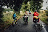 Fototapeta Sawanna - Familie auf einer Fahrradtour durch Niedersachsen in den Sommerferien, Deutschland