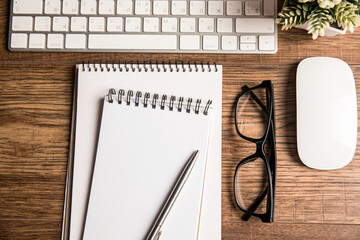 Canvas Print - Keyboard, notepad and glasses