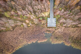 Fototapeta Pomosty - Widok z góry na malowniczy pomost na jeziorze