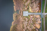 Fototapeta Pomosty - Widok z góry na malowniczy pomost na jeziorze