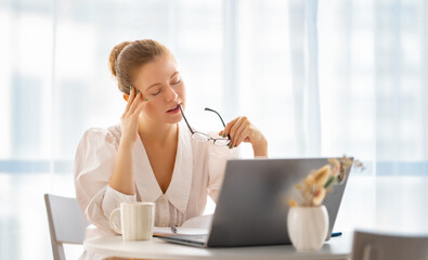 Canvas Print - woman working in the office