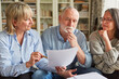 canvas print picture - Steuerberaterin und Senioren schauen auf ein Formular