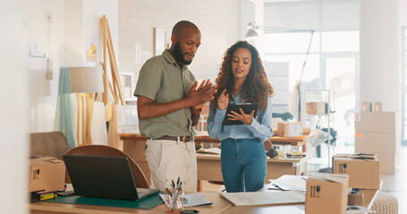 Aufkleber - Teamwork, business people or working on tablet planning, collaboration or marketing SEO analytics in office. Tech, employees or manager consulting employee on research, web design or data analysis