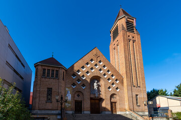 vue extérieure de l'église catholique saint-joseph située à clamart, france, dans le département fra