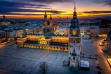 Fototapeta Miasto - Rynek Główny w Krakowie o wschodzi słońca - widok z drona