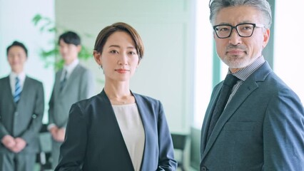 Poster - エグゼクティブ男性と会社員グループ　スローモーション