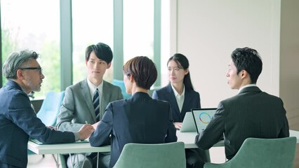 Aufkleber - 会議する幅広い世代のビジネスグループ　スローモーション
