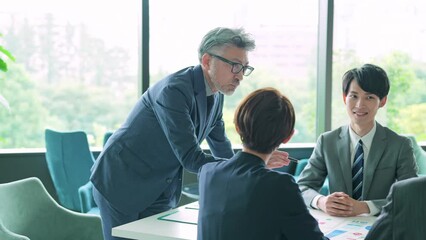 Poster - 会議する幅広い世代のビジネスグループ　スローモーション