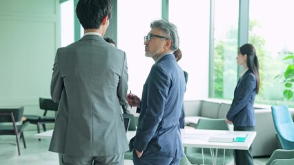 Poster - ロビーで会話するエグゼクティブ男性と若手社員　スローモーション