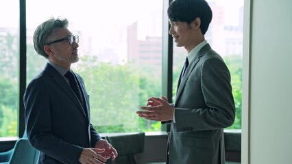 Aufkleber - ロビーで会話するエグゼクティブ男性と若手社員