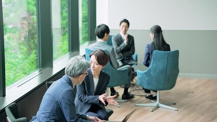 Aufkleber - ロビーで会話するビジネスグループ　スローモーション