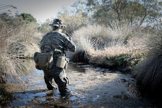 un soldat arpente les marécages, treillis, uniforme américain