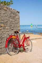 Wall Mural - Vieux vélo rouge en bord de mer sur les plages de Bretagne en France.