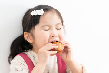 Wall Mural - お菓子を食べる5歳の子供