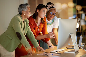 Aufkleber - computer, business and a female leader with her team, working overtime together in the office at nig