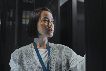 Fototapete - Serious, maintenance or IT woman in server room for analysis, engineer working in data center. Thinking, cybersecurity and girl programmer with tech for problem solving, diagnose or troubleshooting