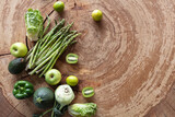 Fototapeta Kuchnia - Świeże warzywa i owoce na naturalnym drewnianym stole