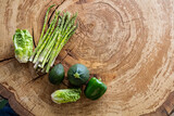 Fototapeta  - Świeże warzywa na pięknym drewnianym stole