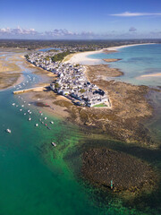 Wall Mural - Vue aérienne de l'Île-Tudy à marée basse par une journée ensoleillée - Finistère Bretagne