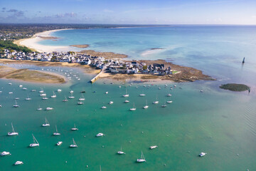 Wall Mural - Vue aérienne de l'Île-Tudy, de son port et du Phare de la Perdrix à marée basse par une journée ensoleillée - Finistère Bretagne