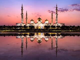 the sheikh zayed grand mosque at night, in abu dhabi, united arab emirates