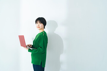 ノートパソコンを持った若い女性　it系学生